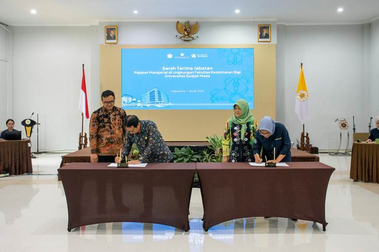 Salah satu sesi penandatanganan serah terima jabatan manajerial FKG UGM